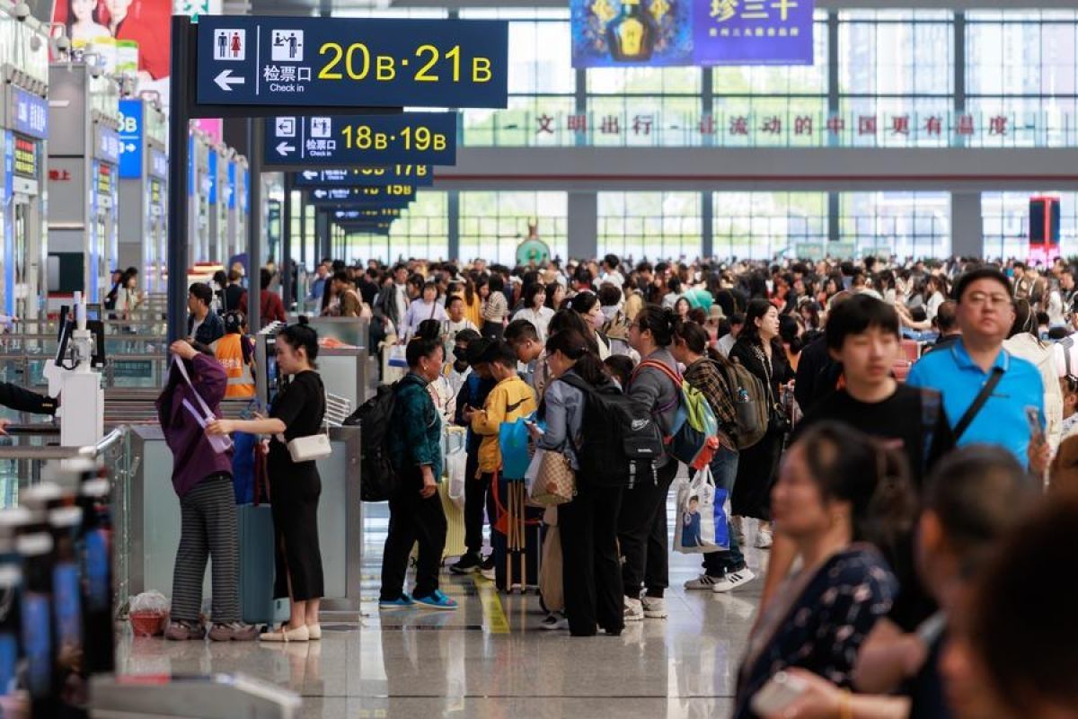 China's railway passenger trips surpass 2.3 billion in first half of 2026
