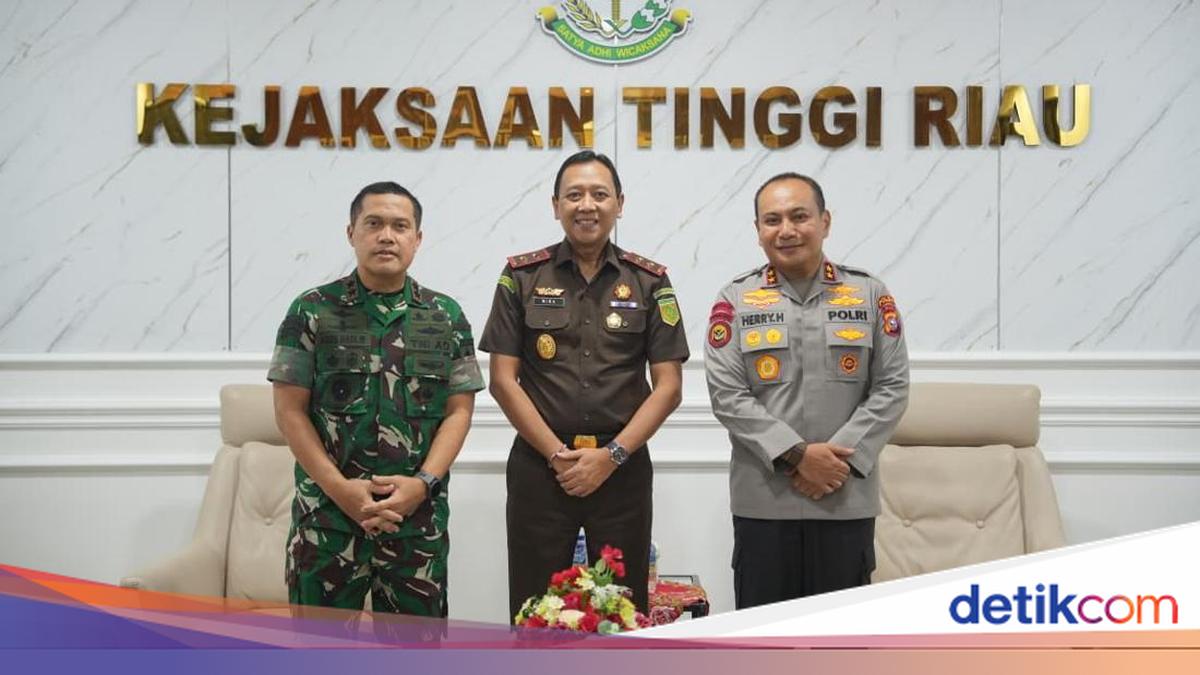Riau Police Chief Visits High Prosecutor to Strengthen Law Enforcement Synergy