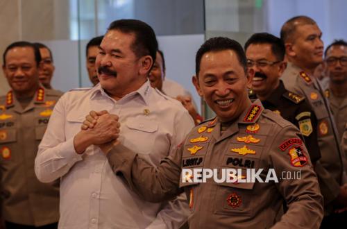 Denying Speculation by Former Minister Mahfud MD, National Police Chief and Attorney General Share Smiles