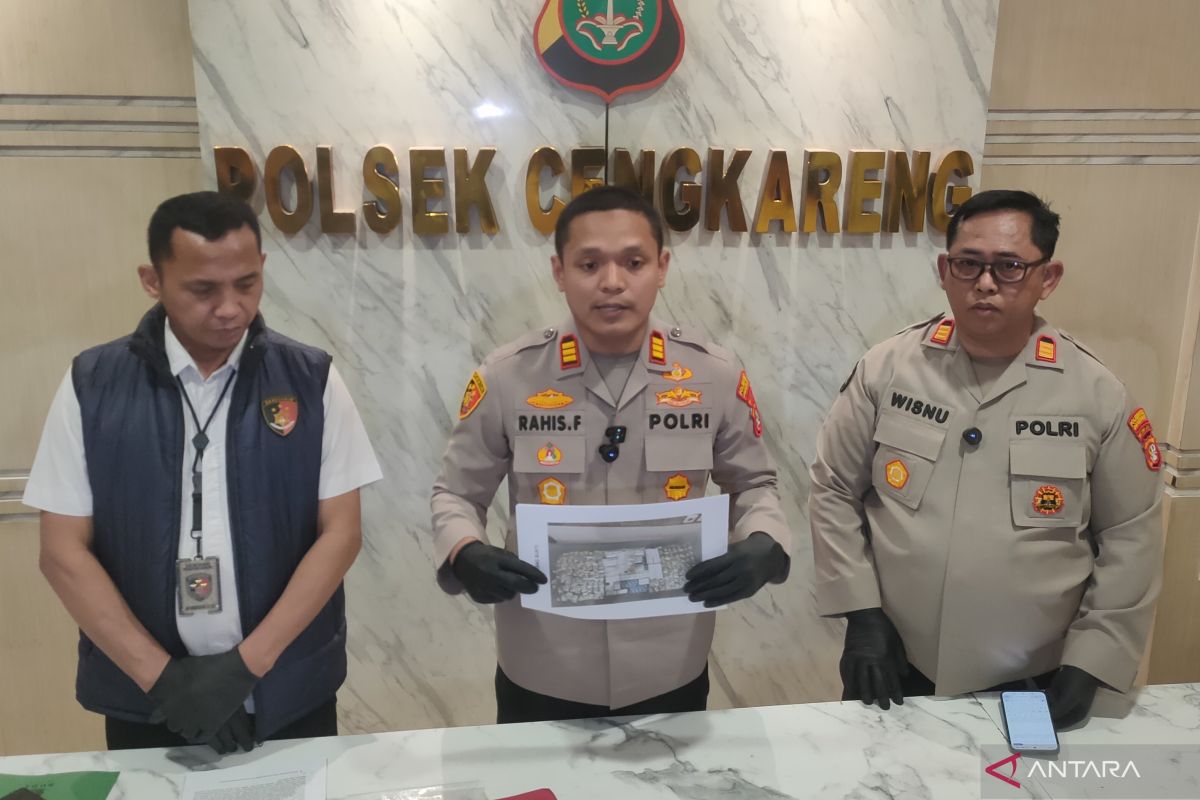 Police arrest prescription drug dealers operating behind coffee shop front in Cengkareng