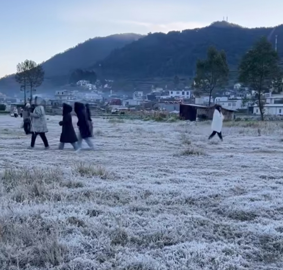 Temperatures Drop to -5°C as 'Bedinding' Frost Phenomenon Returns to Dieng Plateau