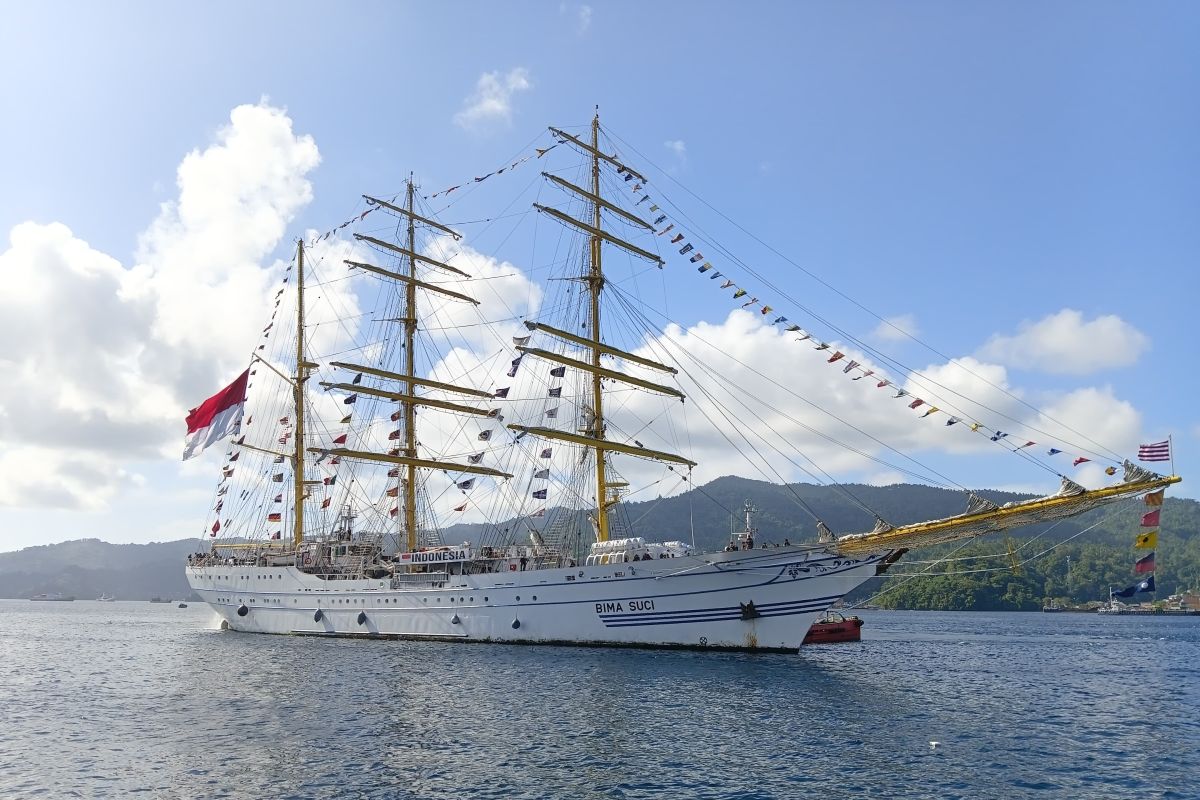 KRI Bima Suci Docks in Bitung to Support Naval Maritime Diplomacy