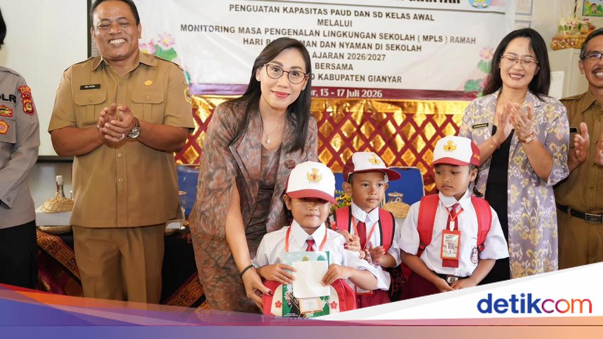 Primary School Students in Gianyar Receive Free Uniforms on First Day of School Orientation