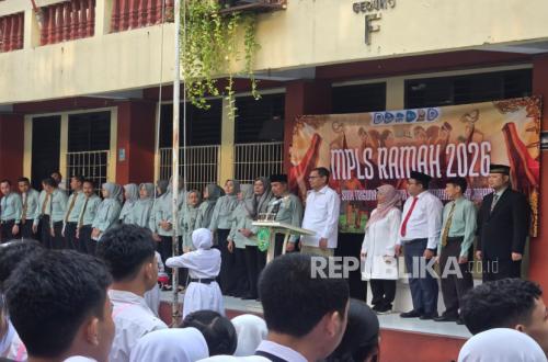 UIN Jakarta Vice Rector II Officially Opens MPLS for 500 Triguna High School Students