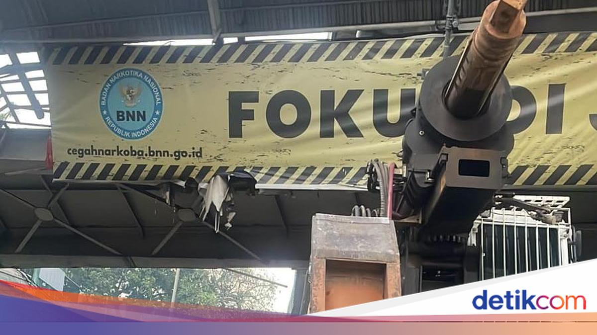 Truck Stuck on Tendean Footbridge During Evacuation, Traffic Towards Blok M Congested