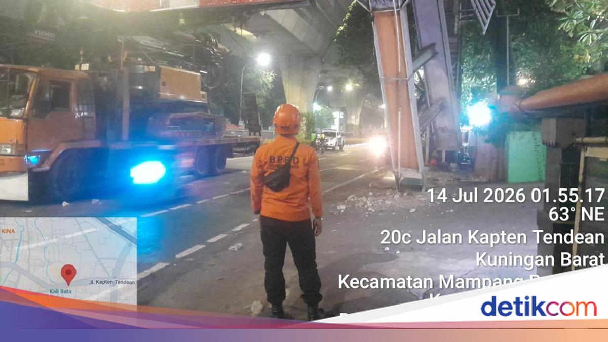 Truck Gets Stuck on Tendean Footbridge, Driver Suspected of Using Mobile Phone