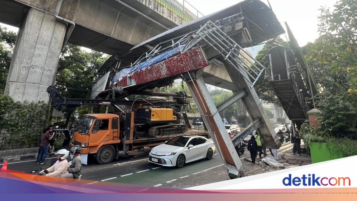 Traffic Congestion Points After Truck Gets Stuck on Tendean Footbridge in South Jakarta