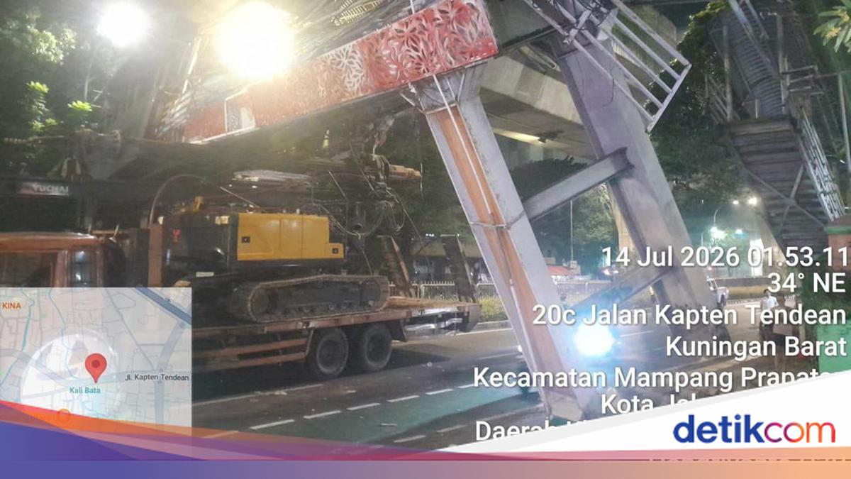 Heavy Equipment Truck Gets Stuck on Tendean Pedestrian Bridge, Driver Detained