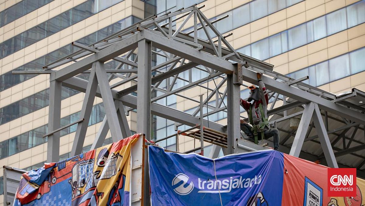 Lorry Snags Pedestrian Bridge, Police Advise Avoiding Jalan Tendean Towards Blok M