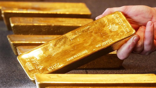 Gravedigger Stumbles Upon 2.4 Kilograms of Gold in Cirebon