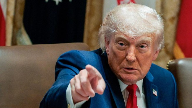 Trump Claims US Will Control Strait of Hormuz, Demands 20% Fee from All Ships
