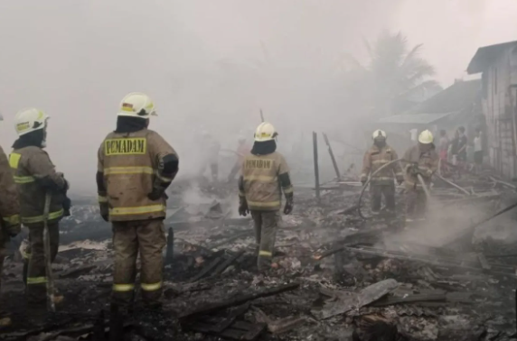 50 Firefighters Extinguish Blaze at Rubbish Dump in Cengkareng