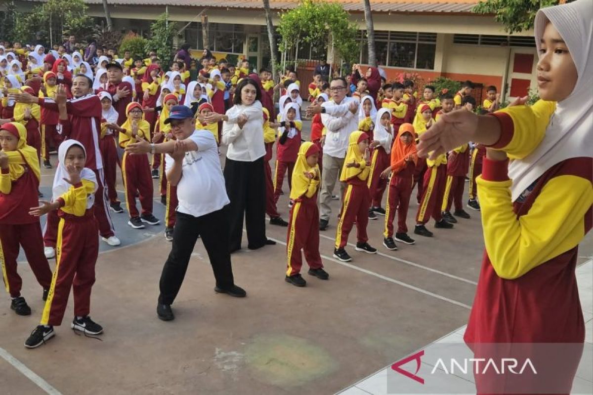 Minister Gives Three Messages to Students During School Orientation