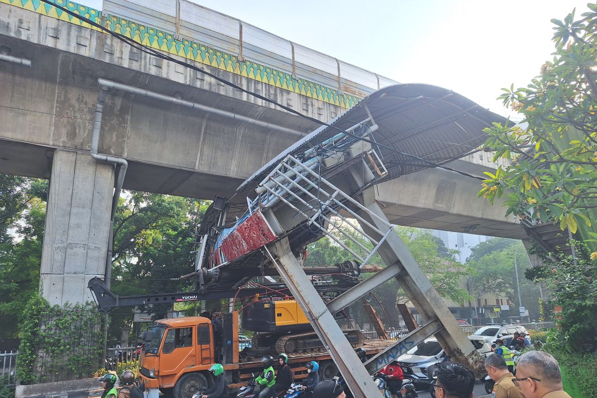Traffic Chaos as Crane Truck Gets Stuck on Tendean Pedestrian Bridge