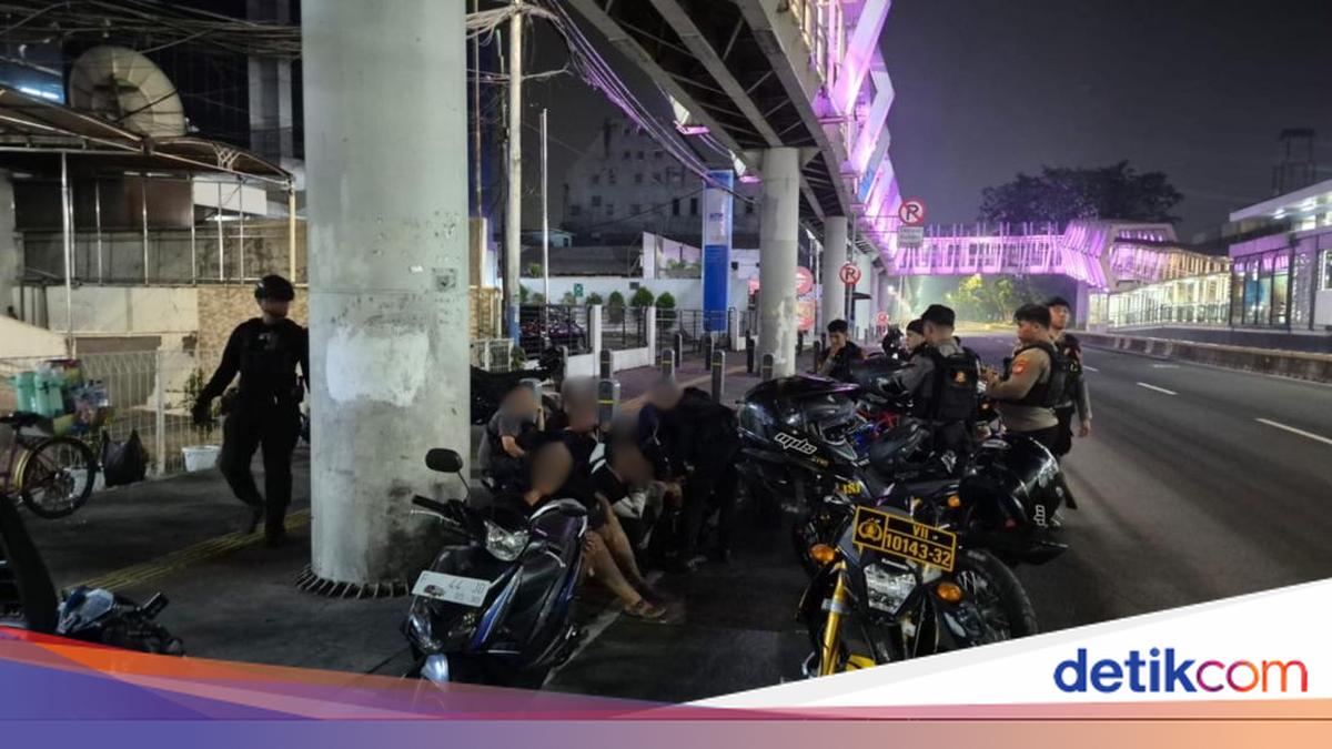 Brimob Foils Illegal Street Race in Rawamangun, East Jakarta; Four Motorcycles Confiscated