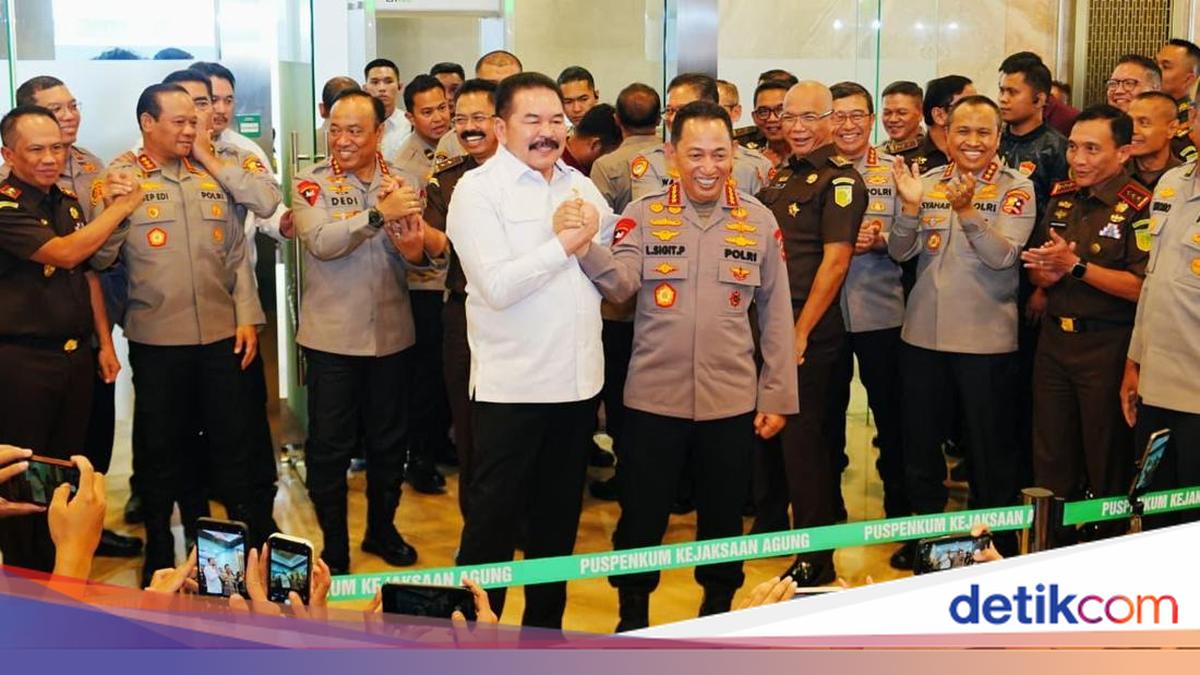 Attorney General and National Police Chief Exchange Greetings and Praise