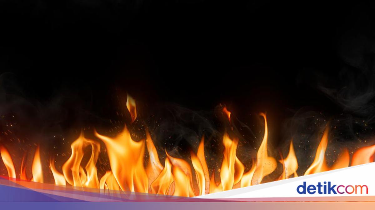 House in Koja, North Jakarta, Gutted by Fire; Explosion Heard