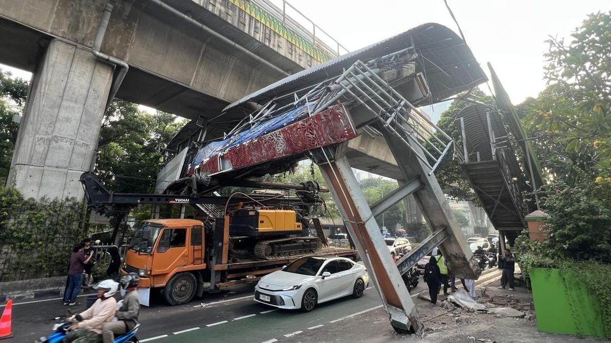 Police Question Lorry Driver Who Struck Pedestrian Bridge in Tendean, South Jakarta