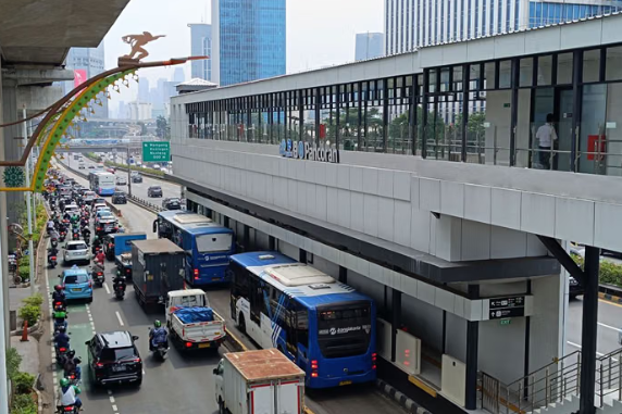 JPO Tendean Hit by Truck, Trans-Jakarta Services Remain Normal