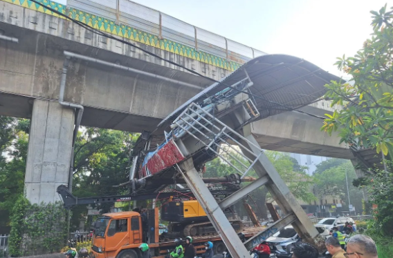 Severe Traffic Paralysis After Truck Strikes Tendean Footbridge, Alternative Routes Advised