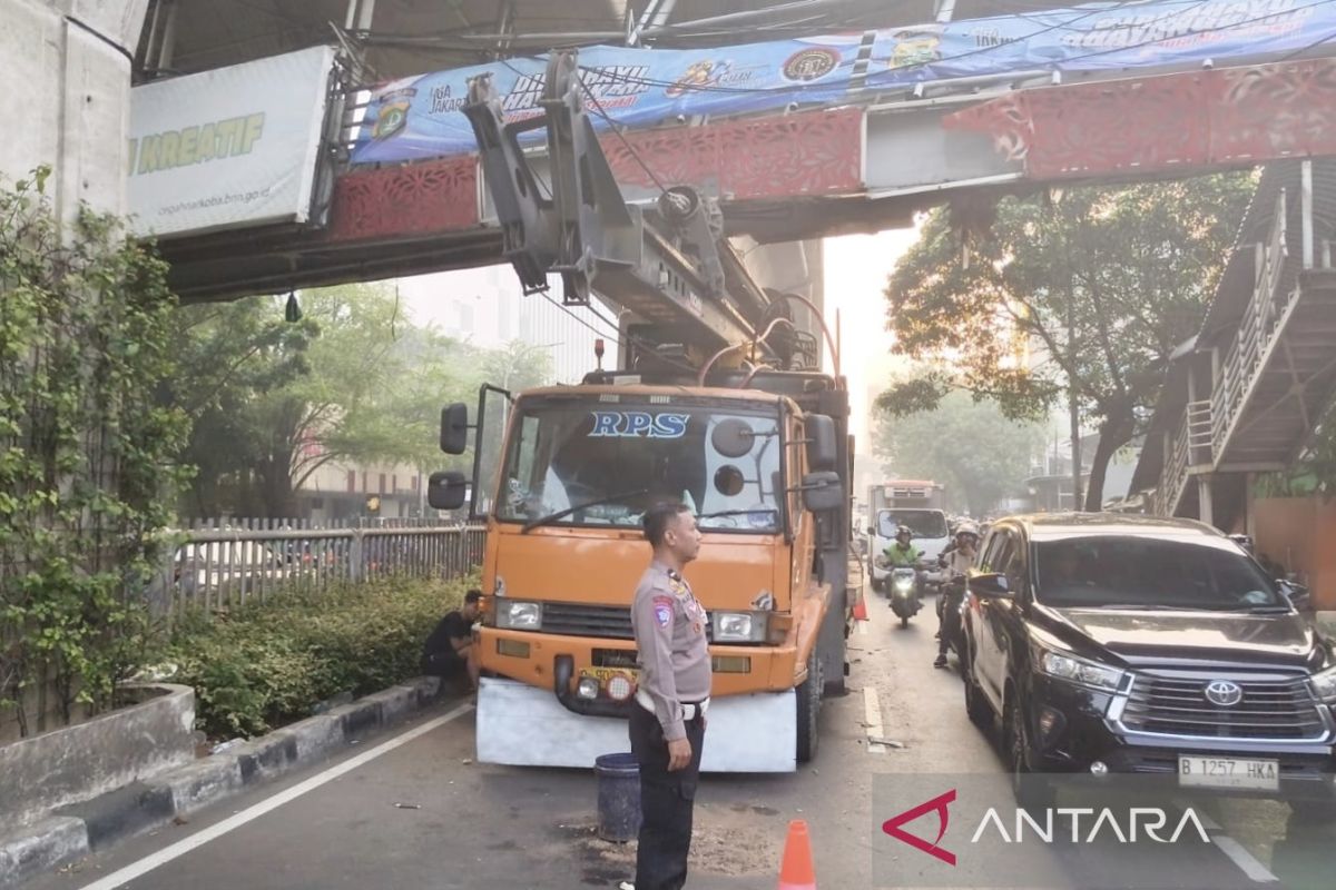 Police deploy personnel and traffic diversion on Jalan Tendean