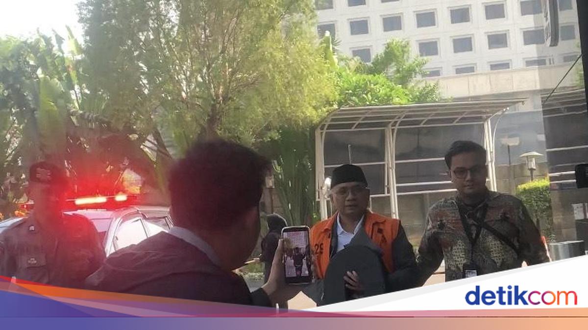 Former Minister Yaqut Returns for KPK Questioning After Hospital Stay Ends
