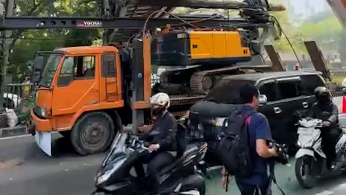 Tendean Pedestrian Bridge Nearly Collapses After Being Hit by Crane Truck