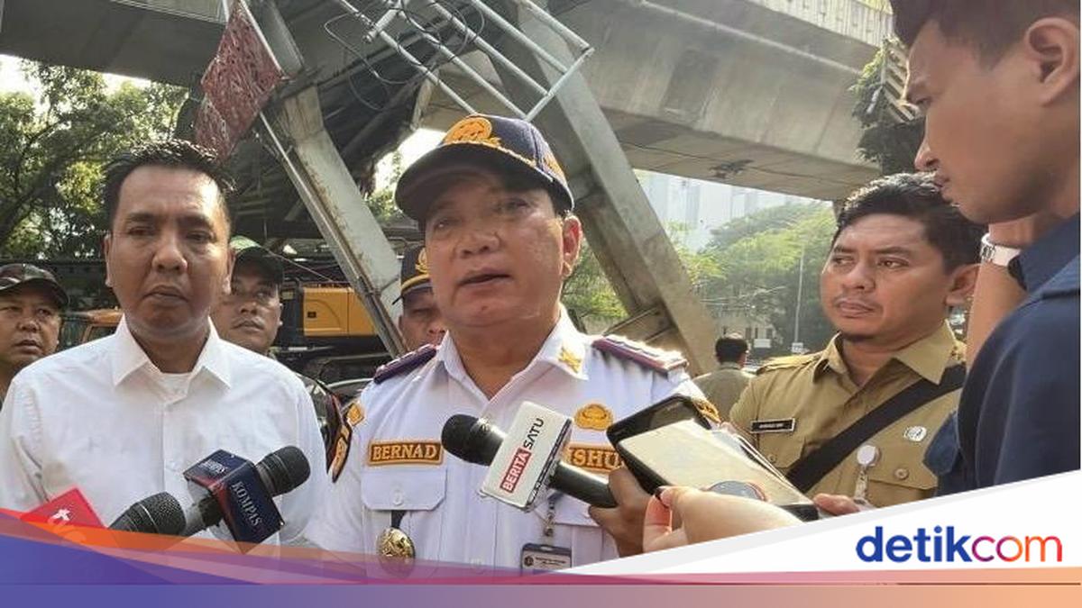 Crane Truck That Struck Tendean Footbridge to Be Secured at Police Station