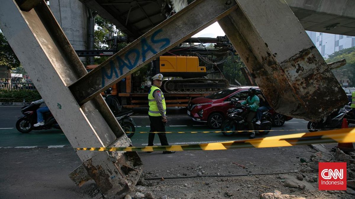 Truck Strikes Jakarta Footbridge, Prompting Emergency Demolition
