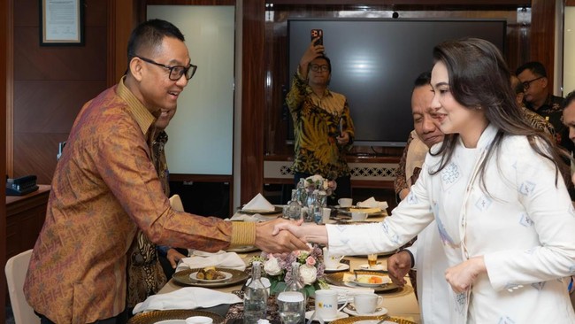 Governor Sherly Targets 100% Electrification for North Maluku by 2027