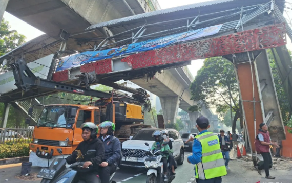 Police Investigate Truck Driver Who Crashed into Tendean Footbridge
