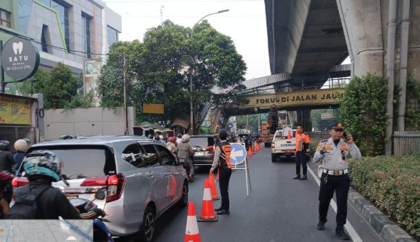 Tendean Footbridge Demolished, 30 Transport Officers Deployed to Ease Congestion