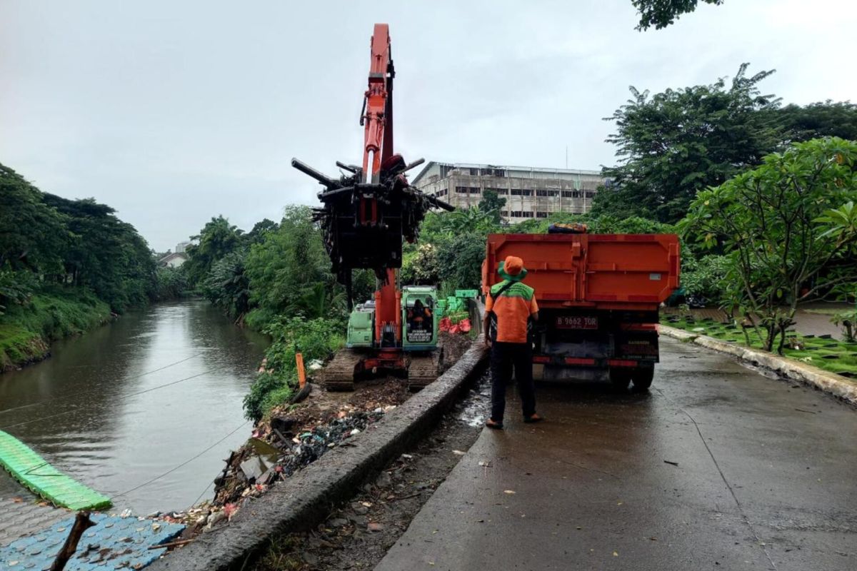 North Jakarta Environment Agency Sanctions Driver for Siphoning Operational Fuel