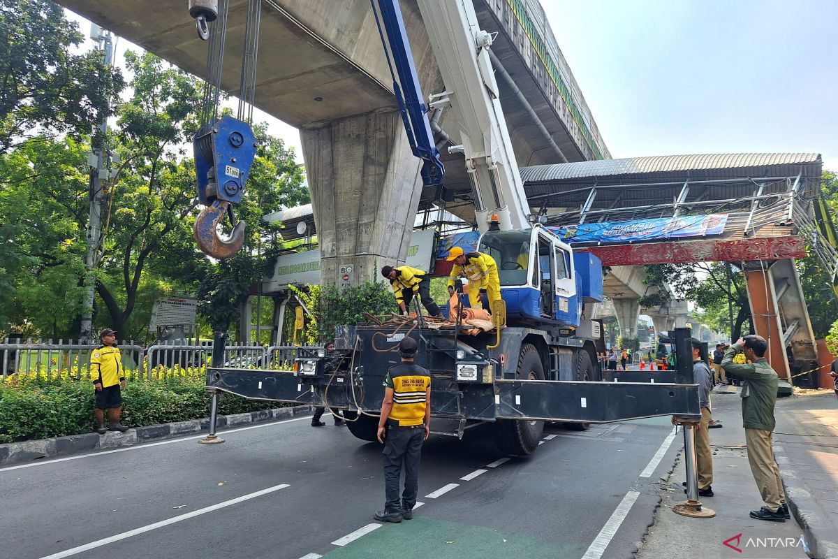 Motorists advised to avoid Jalan Tendean after truck gets stuck on pedestrian bridge
