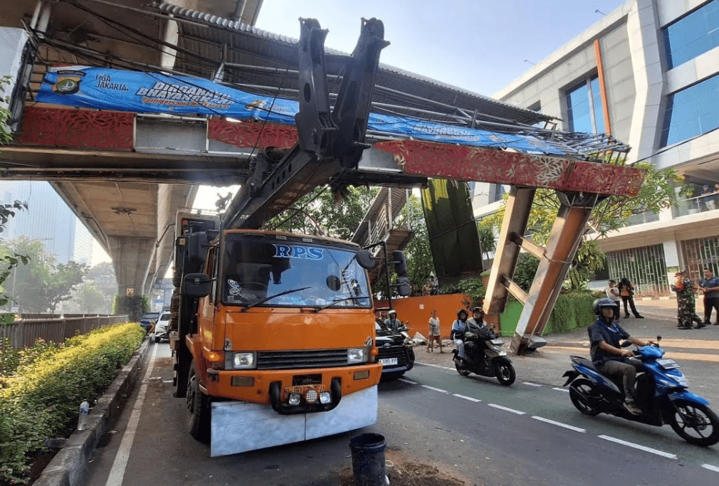 Pramono Anung Says Tendean Footbridge Damage Caused by Truck Driver Negligence