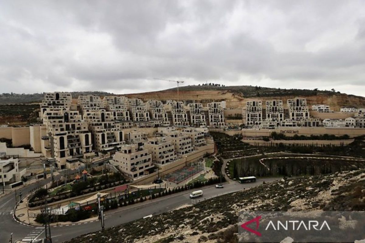 Palestinian Youth Shot Dead Crossing Separation Barrier Near Jerusalem