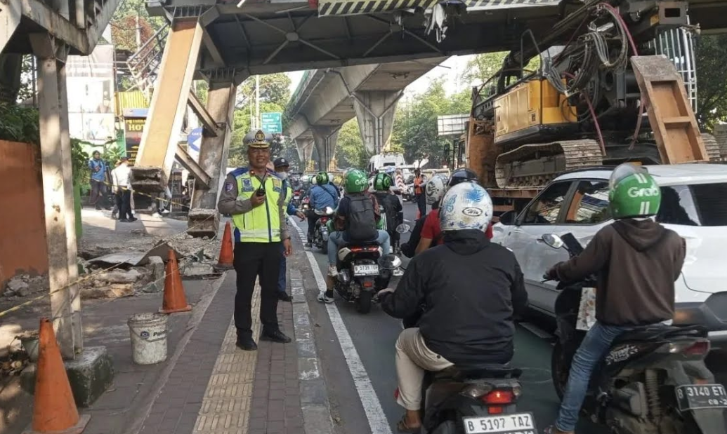 Truck Stuck Under Tendean Footbridge Evacuated After 12 Hours