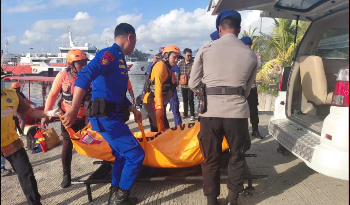 SAR Team Evacuates Body of Chinese Crew Member in Badung Strait