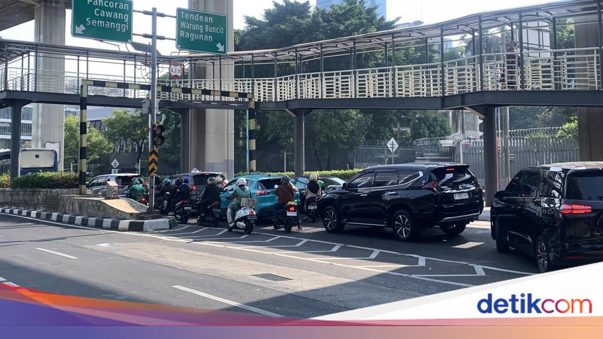 Traffic Gridlock in Kuningan Towards Tendean, South Jakarta, Due to Dismantling of Footbridge Hit by Truck