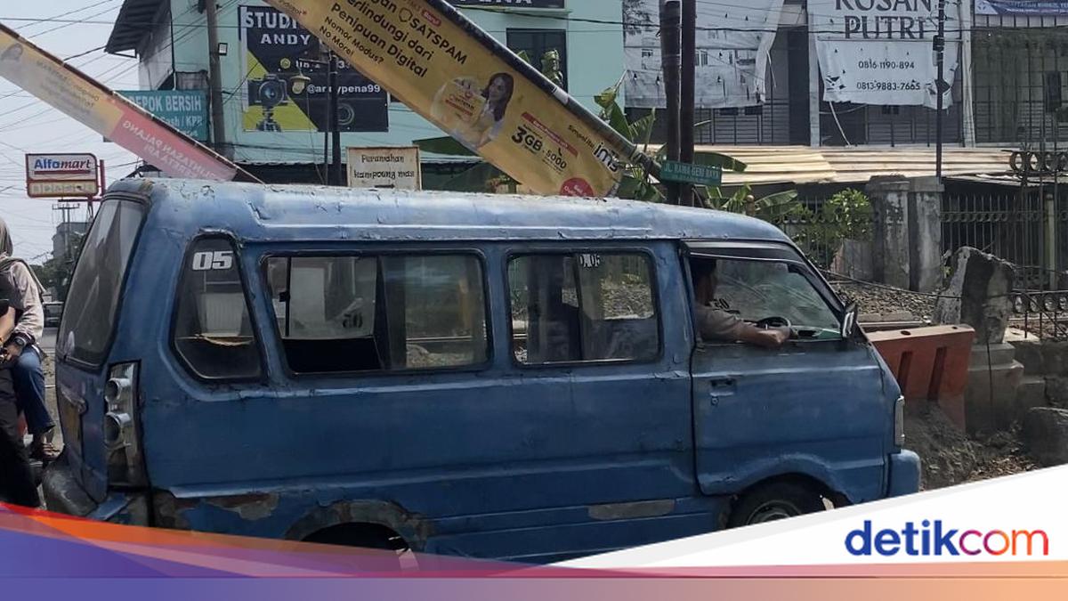 Passengers Complain About Unroadworthy Public Minivans in Depok, Urge Crackdown