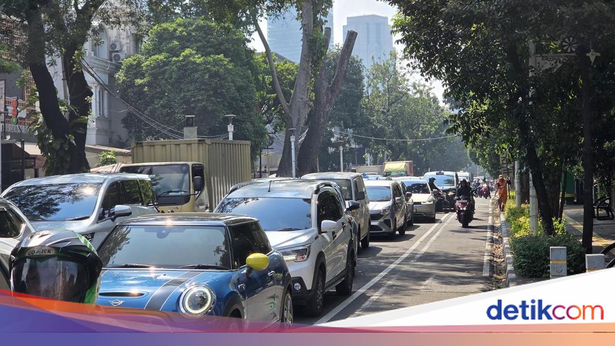 Senopati Traffic Gridlocked After Truck-Damaged Footbridge Dismantled in Tendean, South Jakarta