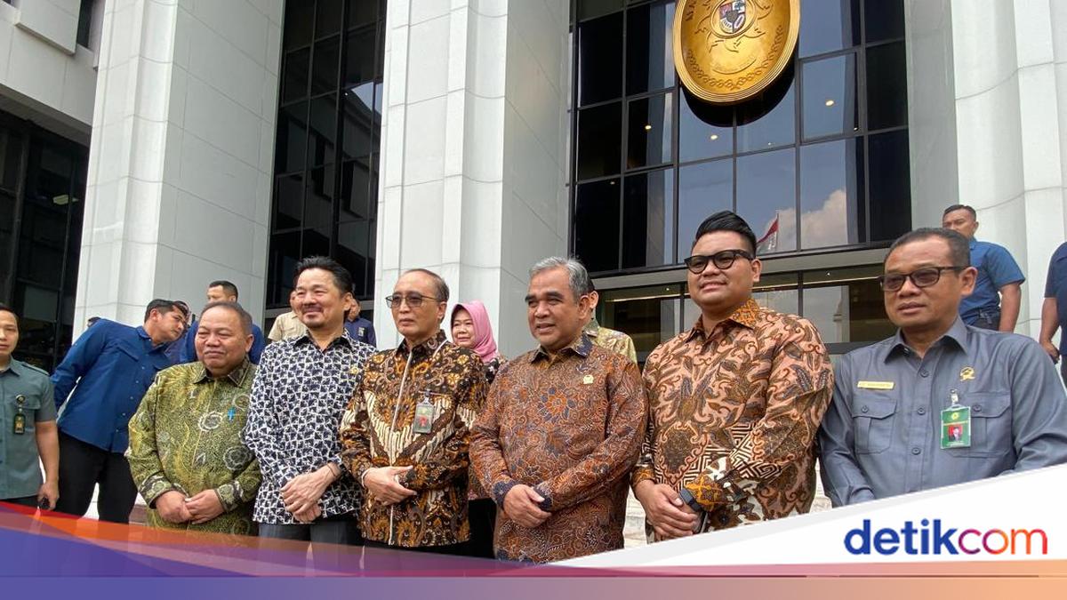 Attending Khamenei's Funeral, Muzani Conveys Prabowo's Message to Iranian Government