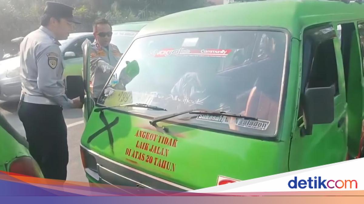 Defiant Minibuses Keep Operating After Raid, 10 Old Angkots in Bogor Impounded