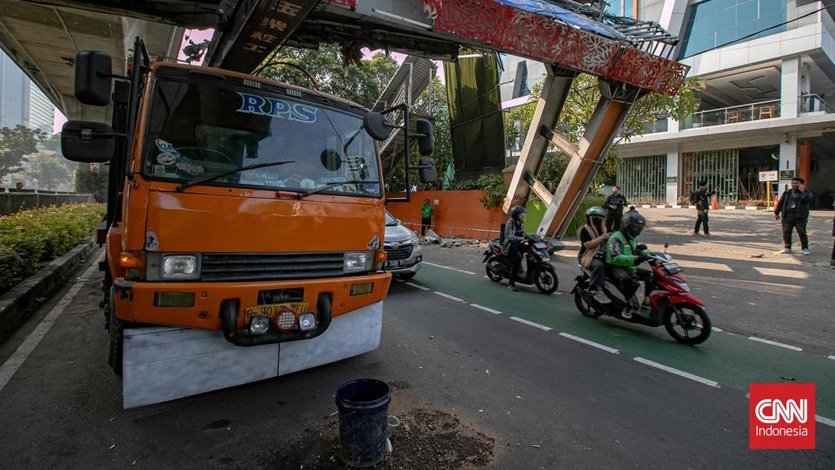 Crane Truck Stuck Under Tendean Pedestrian Bridge Successfully Evacuated