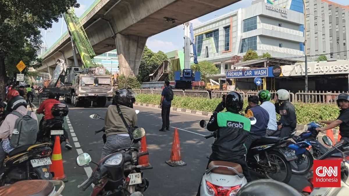 Tendean Road Closed Due to Footbridge Demolition, Gridlock Ensues