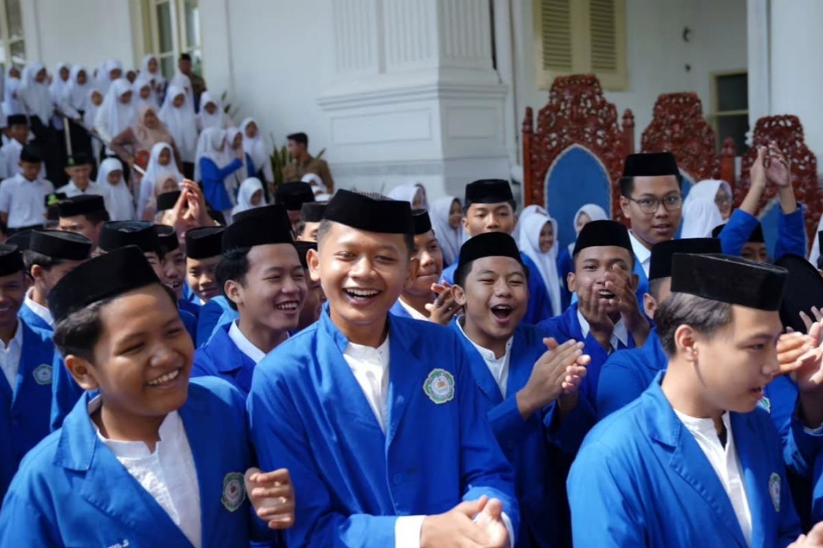 215 Santri Enthusiastically Join Palace for Schoolchildren Programme