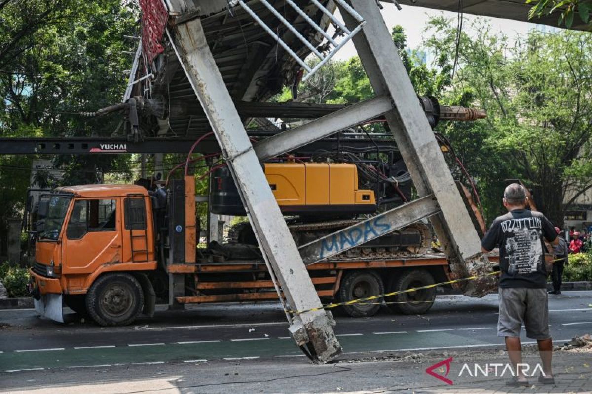 Reconstruction of Tendean Pedestrian Bridge Remains Uncertain