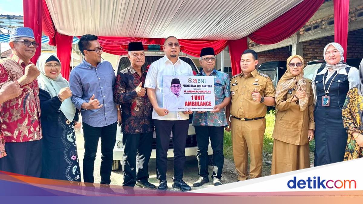 Andre Rosiade Hands Over Ambulance to Pagambiran Residents, Emphasises Tangible Work