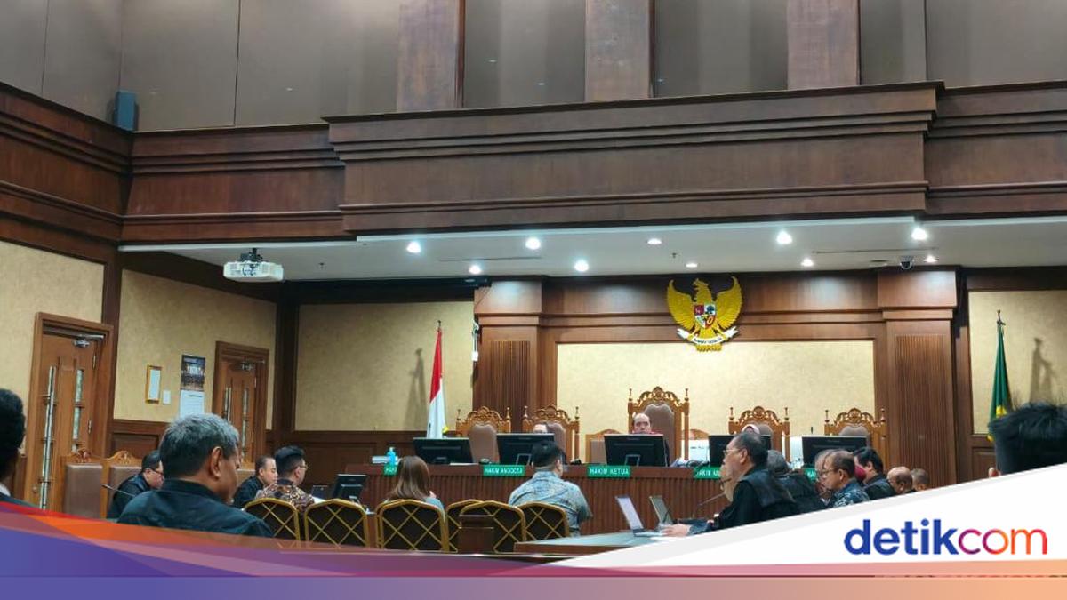 Cargo Boss Gave Subordinates Credit Cards to Pay for Customs Officials' Karaoke