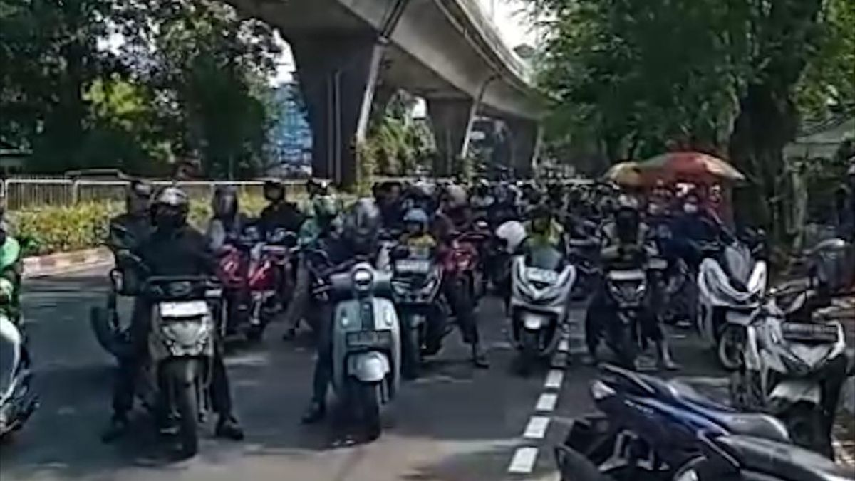 Tendean Road in South Jakarta Closed Due to Demolition of Damaged Pedestrian Bridge